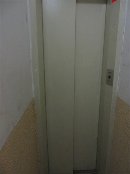 186-Лифт, вид из подъезда
